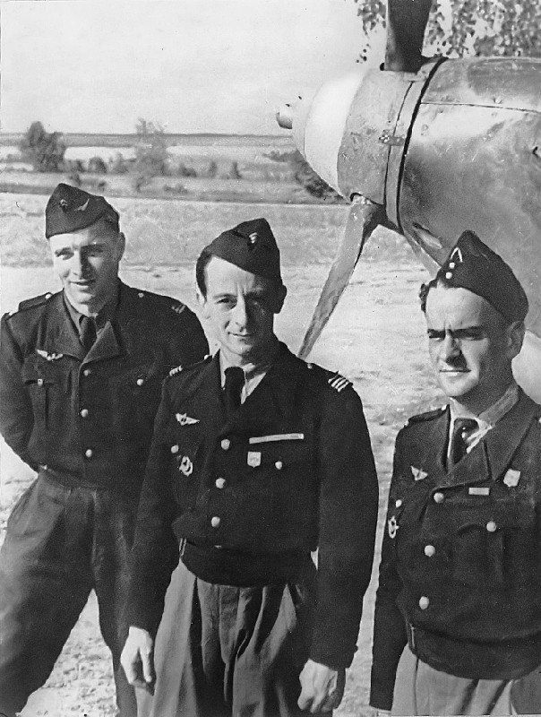 Легендарный командир эскадрильи «Нормандия» майор Жан Луи Тюлян (в центре), капитан Альбер Прециози (слева) и младший лейтенант Марсель Альбер – будущий Герой Советского Союза на аэродроме г. Козельска. 1943 г.