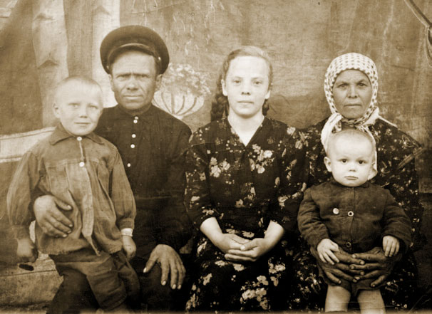 Маленький Алексей Штыков на коленях мамы, Александры Григорьевны. Рядом его сестра Евгения. Слева – отец, Александр Макарович